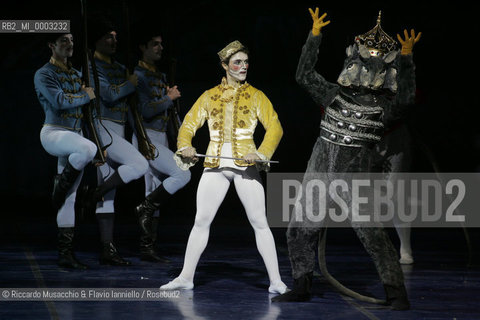 Roma, Teatro dell Opera 11 12 2005.Lo Schiaccianoci, balletto su musica di Petr Cajkovskij..Orchestra e Corpo di Ballo del Teatro dell Opera,.Coreografia Jean-Yves Lormeau.Regia Beppe Menegatti.Scene e costumi Luisa Spinatelli.Nella foto: Riccardo Di Cosmo e  Mauro Murri.Ph Riccardo Musacchio & Flavio Ianniello  ©Riccardo Musacchio & Flavio Ianniello/Rosebud2