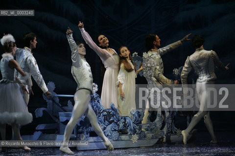 Roma, Teatro dell Opera 11 12 2005.Lo Schiaccianoci, balletto su musica di Petr Cajkovskij..Orchestra e Corpo di Ballo del Teatro dell Opera,.Coreografia Jean-Yves Lormeau.Regia Beppe Menegatti.Scene e costumi Luisa Spinatelli.Nella foto: Carla Fracci e Flavia Morgante.Ph Riccardo Musacchio & Flavio Ianniello  ©Riccardo Musacchio & Flavio Ianniello/Rosebud2