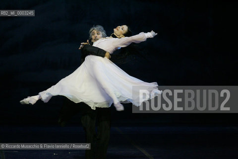 Roma, Teatro dell Opera 11 12 2005.Lo Schiaccianoci, balletto su musica di Petr Cajkovskij..Orchestra e Corpo di Ballo del Teatro dell Opera,.Coreografia Jean-Yves Lormeau.Regia Beppe Menegatti.Scene e costumi Luisa Spinatelli.Nella foto: Carla Fracci e Mauro Murri.Ph Riccardo Musacchio & Flavio Ianniello  ©Riccardo Musacchio & Flavio Ianniello/Rosebud2