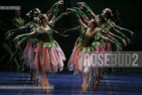 Roma, Teatro dell Opera 11 12 2005.Lo Schiaccianoci, balletto su musica di Petr Cajkovskij..Orchestra e Corpo di Ballo del Teatro dell Opera,.Coreografia Jean-Yves Lormeau.Regia Beppe Menegatti.Scene e costumi Luisa Spinatelli.Ph Riccardo Musacchio & Flavio Ianniello  ©Riccardo Musacchio & Flavio Ianniello/Rosebud2