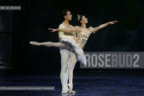 Roma, Teatro dell Opera 11 12 2005.Lo Schiaccianoci, balletto su musica di Petr Cajkovskij..Orchestra e Corpo di Ballo del Teatro dell Opera,.Coreografia Jean-Yves Lormeau.Regia Beppe Menegatti.Scene e costumi Luisa Spinatelli.Nella foto: Laura Comi e Giuseppe Picone.Ph Riccardo Musacchio & Flavio Ianniello  ©Riccardo Musacchio & Flavio Ianniello/Rosebud2