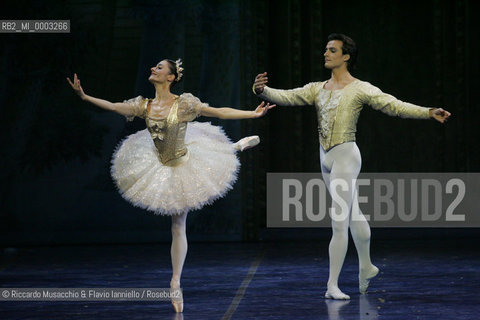 Roma, Teatro dell Opera 11 12 2005.Lo Schiaccianoci, balletto su musica di Petr Cajkovskij..Orchestra e Corpo di Ballo del Teatro dell Opera,.Coreografia Jean-Yves Lormeau.Regia Beppe Menegatti.Scene e costumi Luisa Spinatelli.Nella foto: Laura Comi e Giuseppe Picone.Ph Riccardo Musacchio & Flavio Ianniello  ©Riccardo Musacchio & Flavio Ianniello/Rosebud2