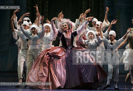 Roma, Teatro dell Opera 11 12 2005.Lo Schiaccianoci, balletto su musica di Petr Cajkovskij..Orchestra e Corpo di Ballo del Teatro dell Opera,.Coreografia Jean-Yves Lormeau.Regia Beppe Menegatti.Scene e costumi Luisa Spinatelli.Nella foto: Carla Fracci.Ph Riccardo Musacchio & Flavio Ianniello  ©Riccardo Musacchio & Flavio Ianniello/Rosebud2