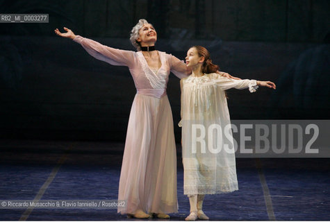 Roma, Teatro dell Opera 11 12 2005.Lo Schiaccianoci, balletto su musica di Petr Cajkovskij..Orchestra e Corpo di Ballo del Teatro dell Opera,.Coreografia Jean-Yves Lormeau.Regia Beppe Menegatti.Scene e costumi Luisa Spinatelli.Nella foto: Carla Fracci e Flavia Morgante.Ph Riccardo Musacchio & Flavio Ianniello  ©Riccardo Musacchio & Flavio Ianniello/Rosebud2