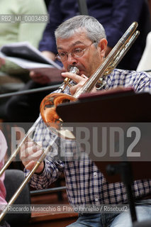 Roma, Auditorium Parco della Musica 11 05 2006.Don Giovanni.Orchestra e Coro dellAccademia Nazionale di Santa Cecilia.direttore: Antonio Pappano (in prova).Nella foto: musicisti, strumenti, artistico.Ph Riccardo Musacchio  ©Riccardo Musacchio & Flavio Ianniello/Rosebud2