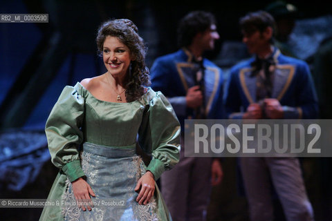 Roma, Teatro dell Opera 20 11 2005.La Sonnambula. Musica di Vincenzo Bellini.Regia Pier Francesco Maestrini.Direttore dêorchestra Bruno Campanella.Scene e costumi Alfredo Troisi.Nella foto: Cinzia Forte (Amina).Ph Riccardo Musacchio  ©Riccardo Musacchio & Flavio Ianniello/Rosebud2