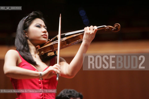 Rome, Auditorium May 19 2006.National Santa Cecilia Orchestra.Conductor: Carlo Tenan.Violin: Sarah Chang during the reharsals.  ©Riccardo Musacchio & Flavio Ianniello/Rosebud2