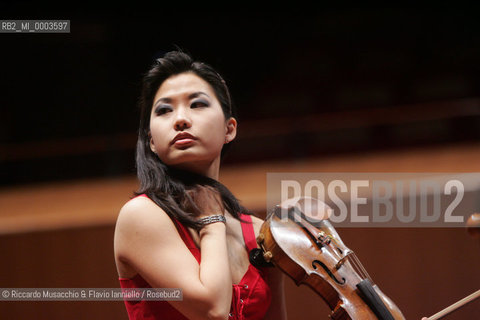 Rome, Auditorium May 19 2006.National Santa Cecilia Orchestra.Conductor: Carlo Tenan.Violin: Sarah Chang during the reharsals.  ©Riccardo Musacchio & Flavio Ianniello/Rosebud2