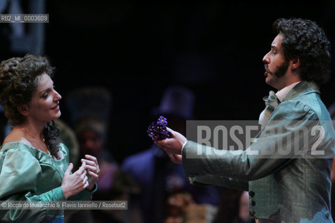 Roma, Teatro dell Opera 20 11 2005.La Sonnambula. Musica di Vincenzo Bellini.Regia Pier Francesco Maestrini.Direttore dêorchestra Bruno Campanella.Scene e costumi Alfredo Troisi.Nella foto: Cinzia Forte (Amina) e Dmitri Korchak (Elvino).Ph Riccardo Musacchio  ©Riccardo Musacchio & Flavio Ianniello/Rosebud2