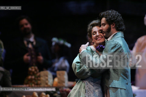 Roma, Teatro dell Opera 20 11 2005.La Sonnambula. Musica di Vincenzo Bellini.Regia Pier Francesco Maestrini.Direttore dêorchestra Bruno Campanella.Scene e costumi Alfredo Troisi.Nella foto: Cinzia Forte (Amina) e Dmitri Korchak (Elvino).Ph Riccardo Musacchio  ©Riccardo Musacchio & Flavio Ianniello/Rosebud2