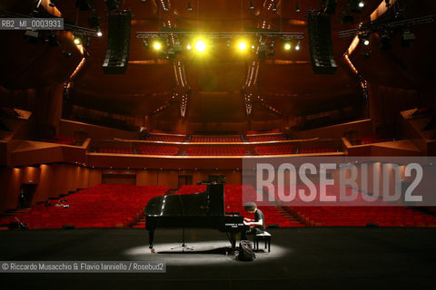 Roma, Auditorium Parco della Musica 30 09 2007.Il Pianista Jazz Giovanni Allevi durante la prova di concerto.   ©Riccardo Musacchio & Flavio Ianniello/Rosebud2