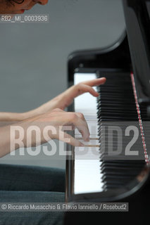 Roma, AuditoriumParco della Musica -Cavea- 30 07 2008.Luglio Suona Bene: Giovanni Allevi in concerto Pianosolo..Nella foto: il pianista durante le prove..  ©Riccardo Musacchio & Flavio Ianniello/Rosebud2