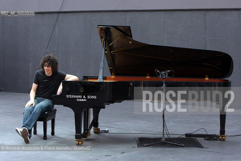 Roma, AuditoriumParco della Musica -Cavea- 30 07 2008.Luglio Suona Bene: Giovanni Allevi in concerto Pianosolo..Nella foto: il pianista durante le prove..  ©Riccardo Musacchio & Flavio Ianniello/Rosebud2