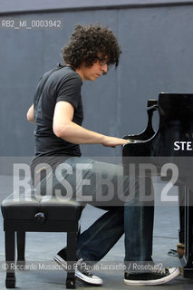 Roma, AuditoriumParco della Musica -Cavea- 30 07 2008.Luglio Suona Bene: Giovanni Allevi in concerto Pianosolo..Nella foto: il pianista durante le prove..  ©Riccardo Musacchio & Flavio Ianniello/Rosebud2