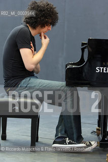 Roma, AuditoriumParco della Musica -Cavea- 30 07 2008.Luglio Suona Bene: Giovanni Allevi in concerto Pianosolo..Nella foto: il pianista durante le prove..  ©Riccardo Musacchio & Flavio Ianniello/Rosebud2