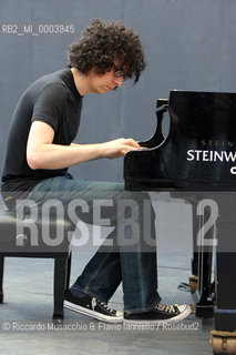 Roma, AuditoriumParco della Musica -Cavea- 30 07 2008.Luglio Suona Bene: Giovanni Allevi in concerto Pianosolo..Nella foto: il pianista durante le prove..  ©Riccardo Musacchio & Flavio Ianniello/Rosebud2