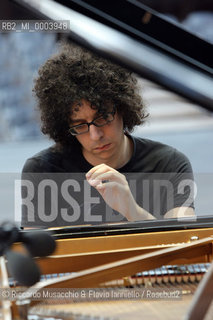 Roma, AuditoriumParco della Musica -Cavea- 30 07 2008.Luglio Suona Bene: Giovanni Allevi in concerto Pianosolo..Nella foto: il pianista durante le prove..  ©Riccardo Musacchio & Flavio Ianniello/Rosebud2