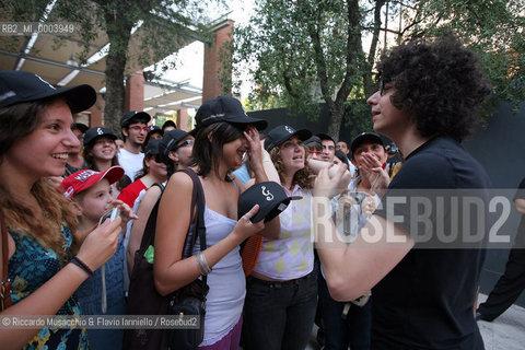 Roma, AuditoriumParco della Musica -Cavea- 30 07 2008.Luglio Suona Bene: Giovanni Allevi in concerto Pianosolo..Nella foto: il pianista con i fans dei forum su internet..  ©Riccardo Musacchio & Flavio Ianniello/Rosebud2