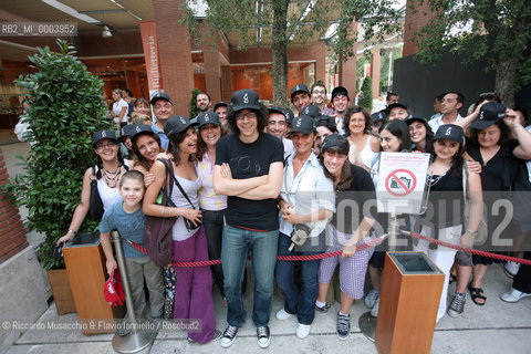 Roma, AuditoriumParco della Musica -Cavea- 30 07 2008.Luglio Suona Bene: Giovanni Allevi in concerto Pianosolo..Nella foto: il pianista con i fans dei forum su internet..  ©Riccardo Musacchio & Flavio Ianniello/Rosebud2