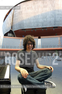 Roma, AuditoriumParco della Musica -Cavea- 30 07 2008.Luglio Suona Bene: Giovanni Allevi in concerto Pianosolo..Nella foto: il pianista ritratto vicino al suo pianoforte..  ©Riccardo Musacchio & Flavio Ianniello/Rosebud2