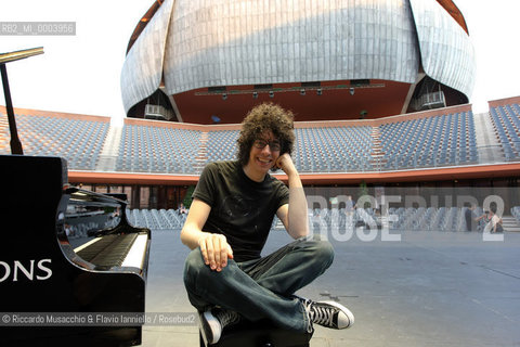 Roma, AuditoriumParco della Musica -Cavea- 30 07 2008.Luglio Suona Bene: Giovanni Allevi in concerto Pianosolo..Nella foto: il pianista ritratto vicino al suo pianoforte..  ©Riccardo Musacchio & Flavio Ianniello/Rosebud2