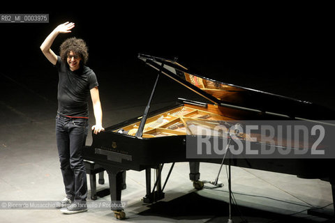 Roma, AuditoriumParco della Musica -Cavea- 30 07 2008.Luglio Suona Bene: Giovanni Allevi in concerto Pianosolo..  ©Riccardo Musacchio & Flavio Ianniello/Rosebud2