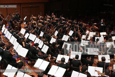 Roma, Auditorium Parco della Musica 14 09 2006.Orquesta Sinfonica Juvenil de Venezuela Simon Bolivar.direttore: Gustavo Dudamel .  ©Riccardo Musacchio & Flavio Ianniello/Rosebud2