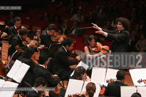 Roma, Auditorium Parco della Musica 14 09 2006.Orquesta Sinfonica Juvenil de Venezuela Simon Bolivar.direttore: Gustavo Dudamel .  ©Riccardo Musacchio & Flavio Ianniello/Rosebud2