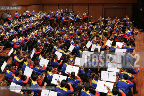 Roma, Auditorium Parco della Musica 14 09 2006.Orquesta Sinfonica Juvenil de Venezuela Simon Bolivar.direttore: Gustavo Dudamel .  ©Riccardo Musacchio & Flavio Ianniello/Rosebud2