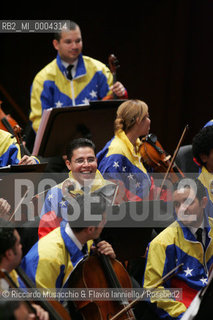 Roma, Auditorium Parco della Musica 14 09 2006.Orquesta Sinfonica Juvenil de Venezuela Simon Bolivar.direttore: Gustavo Dudamel .  ©Riccardo Musacchio & Flavio Ianniello/Rosebud2