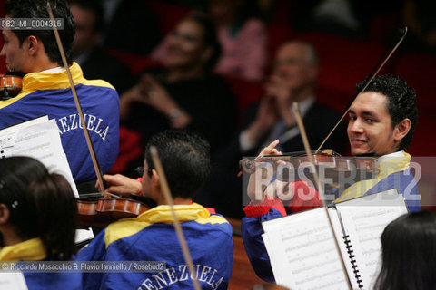 Roma, Auditorium Parco della Musica 14 09 2006.Orquesta Sinfonica Juvenil de Venezuela Simon Bolivar.direttore: Gustavo Dudamel .  ©Riccardo Musacchio & Flavio Ianniello/Rosebud2