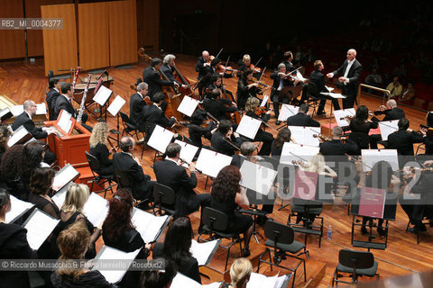 Roma, Auditorium Parco della Musica 19 04 2008.Stagione di Musica Sinfonica.Orchestra e Coro dellAccademia Nazionale di Santa Cecilia .Filippo Maria Bressan direttore e maestro del coro.Carolyn Sampson soprano.Pavol Breslik  tenore.Darren Jeffery  basso..  ©Riccardo Musacchio & Flavio Ianniello/Rosebud2