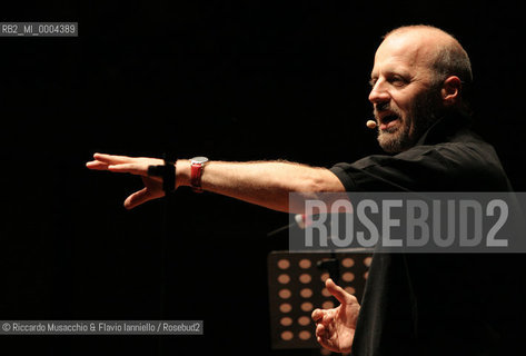 Rome, Auditorium Sep 11 2006.MOZART FESTIVAL:.Orchestra dArchi Italiana.conductor: Mario Brunello.in the picture: the actor Marco Paolini.  ©Riccardo Musacchio & Flavio Ianniello/Rosebud2