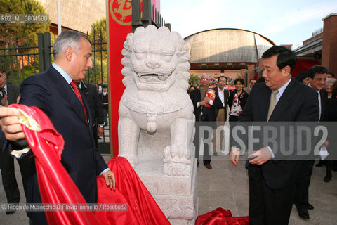 Rome, May 23 2008 Auditorium Music Park.Cina viCina festival. in the picture: Piero Marrazzo president regione Lazio and vice minister of chinese culture Chen Xiaoguang during the stone lion uncovering..  ©Riccardo Musacchio & Flavio Ianniello/Rosebud2