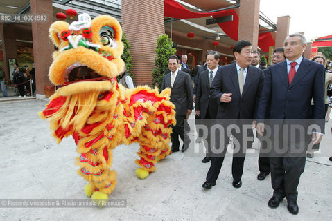 Rome, May 23 2008 Auditorium Music Park.Cina viCina festival. in the picture: Piero Marrazzo president regione Lazio and vice minister of chinese culture Chen Xiaoguang during the inauguration with a traditional Lion Daner..  ©Riccardo Musacchio & Flavio Ianniello/Rosebud2