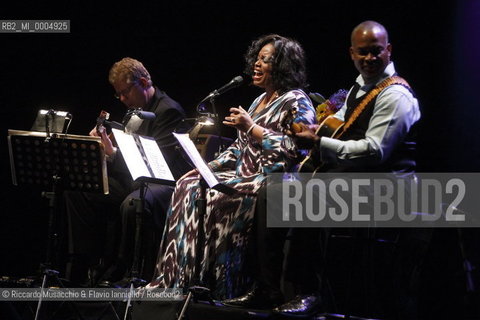 Rome, Auditorium Music Park  Dec 09 2008.Dianne Reeves in concert String Attached.Romero Lubambo guitar.Russell Malone guitar..  ©Riccardo Musacchio & Flavio Ianniello/Rosebud2