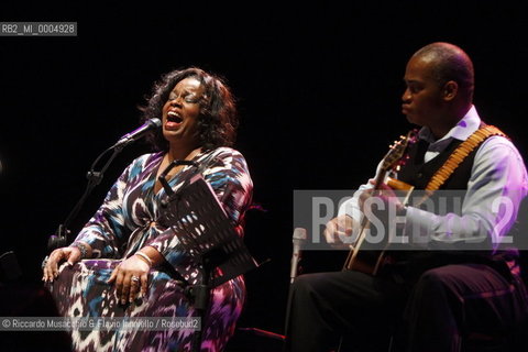 Rome, Auditorium Music Park  Dec 09 2008.Dianne Reeves in concert String Attached.Romero Lubambo guitar.Russell Malone guitar..  ©Riccardo Musacchio & Flavio Ianniello/Rosebud2