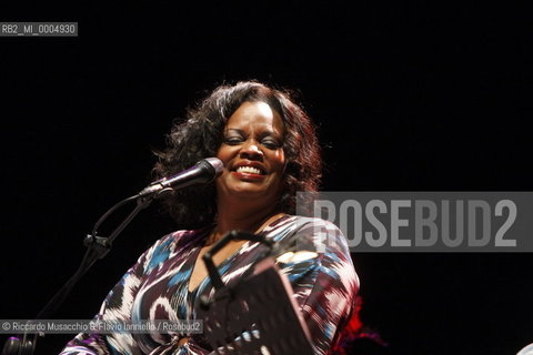 Rome, Auditorium Music Park  Dec 09 2008.Dianne Reeves in concert String Attached.Romero Lubambo guitar.Russell Malone guitar..  ©Riccardo Musacchio & Flavio Ianniello/Rosebud2