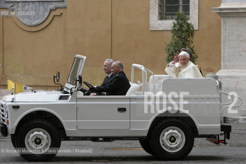 Città del Vaticano-Giardini Vaticani 18 Maggio 2005.il Papa Benedetto XVI durante una passeggiata con il suo segretario personale Mons. George Gaenswein don Mietek (Mieczysław Mokrzycki), segretario personale in seconda..Nella foto: il ritorno negli appartamenti papali. ©Riccardo Musacchio & Flavio Ianniello/Rosebud2