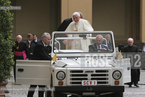 Città del Vaticano-Giardini Vaticani 18 Maggio 2005.il Papa Benedetto XVI durante una passeggiata con il suo segretario personale Mons. George Gaenswein don Mietek (Mieczysław Mokrzycki), segretario personale in seconda..Nella foto: il ritorno negli appartamenti papali. ©Riccardo Musacchio & Flavio Ianniello/Rosebud2