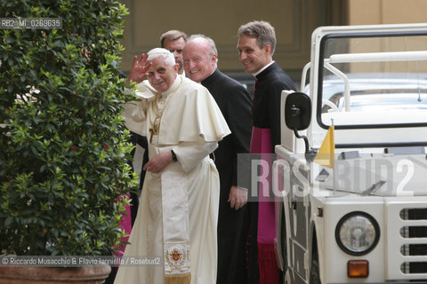 Città del Vaticano-Giardini Vaticani 18 Maggio 2005.il Papa Benedetto XVI durante una passeggiata con il suo segretario personale Mons. George Gaenswein don Mietek (Mieczysław Mokrzycki), segretario personale in seconda..Nella foto: il ritorno negli appartamenti papali. ©Riccardo Musacchio & Flavio Ianniello/Rosebud2