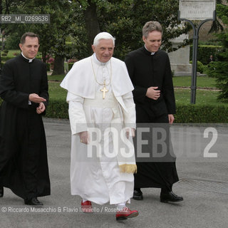 Città del Vaticano-Giardini Vaticani 18 Maggio 2005.il Papa Benedetto XVI durante una passeggiata con il suo segretario personale Mons. George Gaenswein don Mietek (Mieczysław Mokrzycki), segretario personale in seconda. ©Riccardo Musacchio & Flavio Ianniello/Rosebud2