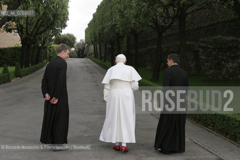 Città del Vaticano-Giardini Vaticani 18 Maggio 2005.il Papa Benedetto XVI durante una passeggiata con il suo segretario personale Mons. George Gaenswein don Mietek (Mieczysław Mokrzycki), segretario personale in seconda. ©Riccardo Musacchio & Flavio Ianniello/Rosebud2