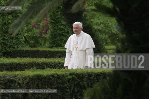 Città del Vaticano-Giardini Vaticani 18 Maggio 2005.il Papa Benedetto XVI durante una passeggiata con il suo segretario personale Mons. George Gaenswein don Mietek (Mieczysław Mokrzycki), segretario personale in seconda. ©Riccardo Musacchio & Flavio Ianniello/Rosebud2