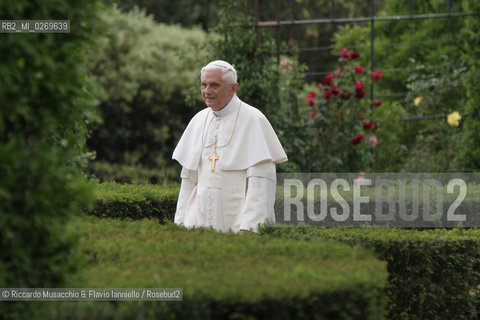 Città del Vaticano-Giardini Vaticani 18 Maggio 2005.il Papa Benedetto XVI durante una passeggiata con il suo segretario personale Mons. George Gaenswein don Mietek (Mieczysław Mokrzycki), segretario personale in seconda. ©Riccardo Musacchio & Flavio Ianniello/Rosebud2