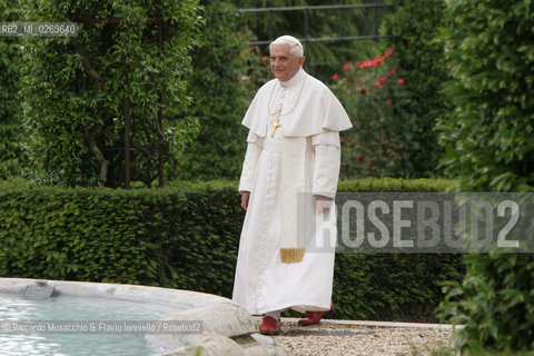 Città del Vaticano-Giardini Vaticani 18 Maggio 2005.il Papa Benedetto XVI durante una passeggiata con il suo segretario personale Mons. George Gaenswein don Mietek (Mieczysław Mokrzycki), segretario personale in seconda. ©Riccardo Musacchio & Flavio Ianniello/Rosebud2