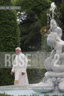 Città del Vaticano-Giardini Vaticani 18 Maggio 2005.il Papa Benedetto XVI durante una passeggiata con il suo segretario personale Mons. George Gaenswein don Mietek (Mieczysław Mokrzycki), segretario personale in seconda. ©Riccardo Musacchio & Flavio Ianniello/Rosebud2
