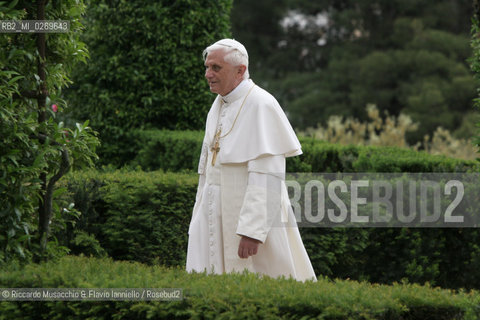 Città del Vaticano-Giardini Vaticani 18 Maggio 2005.il Papa Benedetto XVI durante una passeggiata con il suo segretario personale Mons. George Gaenswein don Mietek (Mieczysław Mokrzycki), segretario personale in seconda. ©Riccardo Musacchio & Flavio Ianniello/Rosebud2
