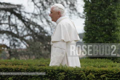 Città del Vaticano-Giardini Vaticani 18 Maggio 2005.il Papa Benedetto XVI durante una passeggiata con il suo segretario personale Mons. George Gaenswein don Mietek (Mieczysław Mokrzycki), segretario personale in seconda. ©Riccardo Musacchio & Flavio Ianniello/Rosebud2