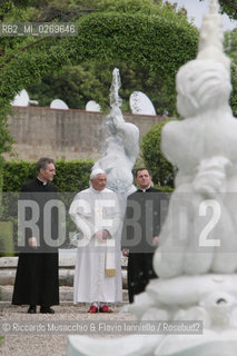 Città del Vaticano-Giardini Vaticani 18 Maggio 2005.il Papa Benedetto XVI durante una passeggiata con il suo segretario personale Mons. George Gaenswein don Mietek (Mieczysław Mokrzycki), segretario personale in seconda. ©Riccardo Musacchio & Flavio Ianniello/Rosebud2